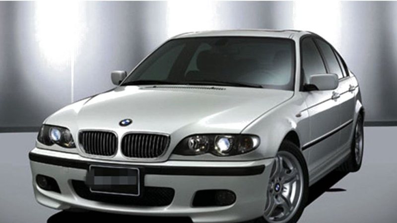 BMW E46 szedán fényes fekete M-Style vesével