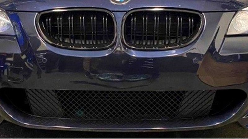 BMW E60 fényes fekete duplapálcás M-Style vesével