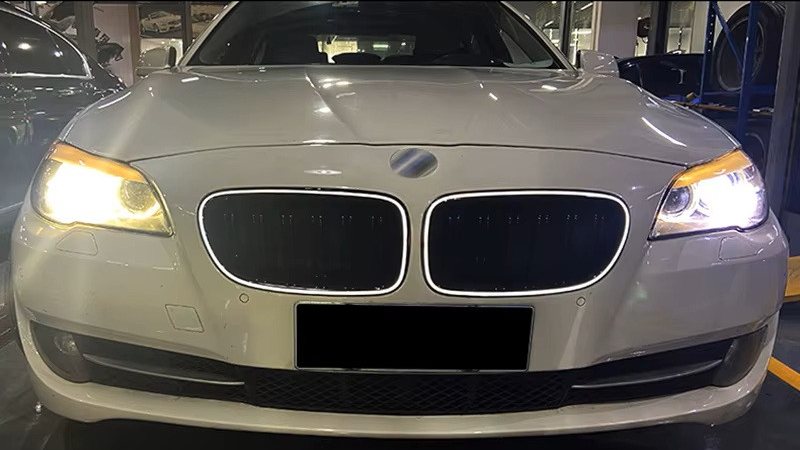 BMW F10 LED-es M-Performance vesével este
